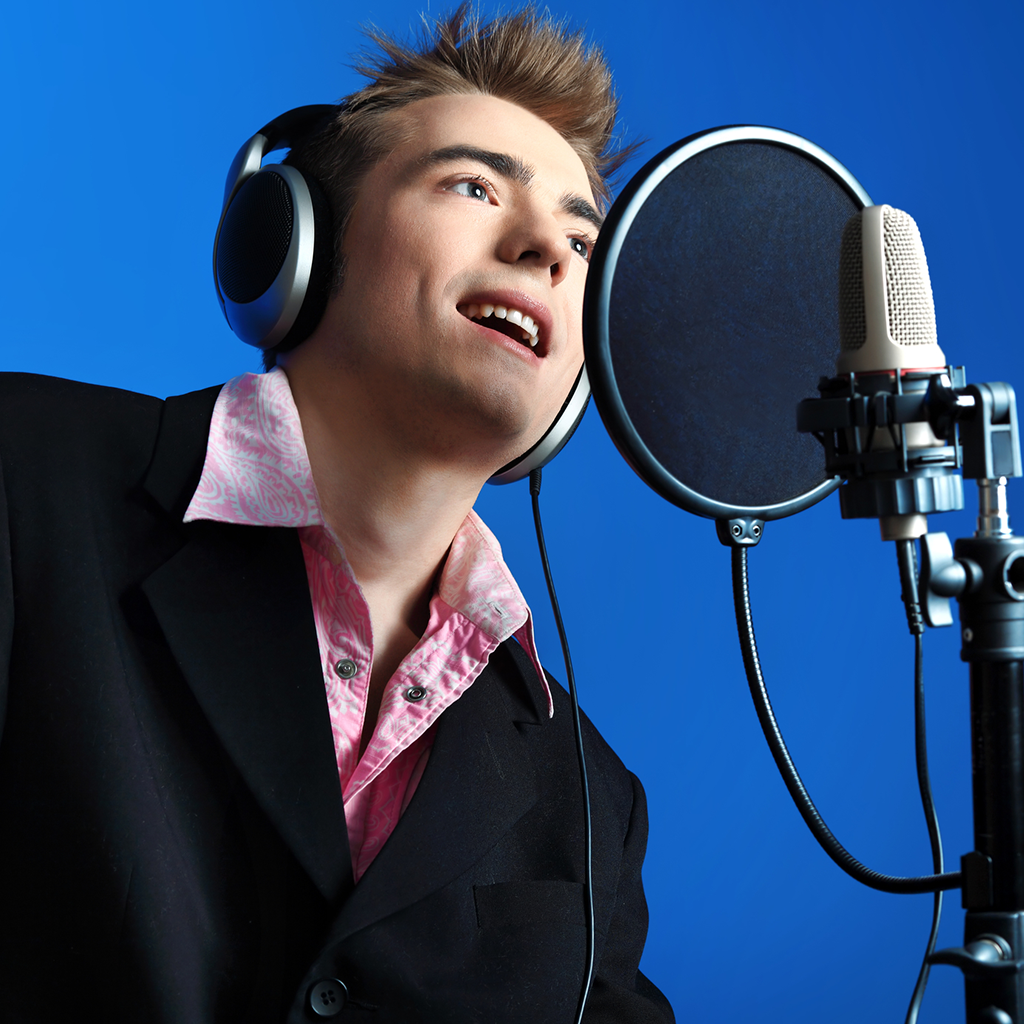 Вокал мужские песни. Поет в студии. Парень поет. Человек поет в микрофон. Парень поёт студия звукозаписи.